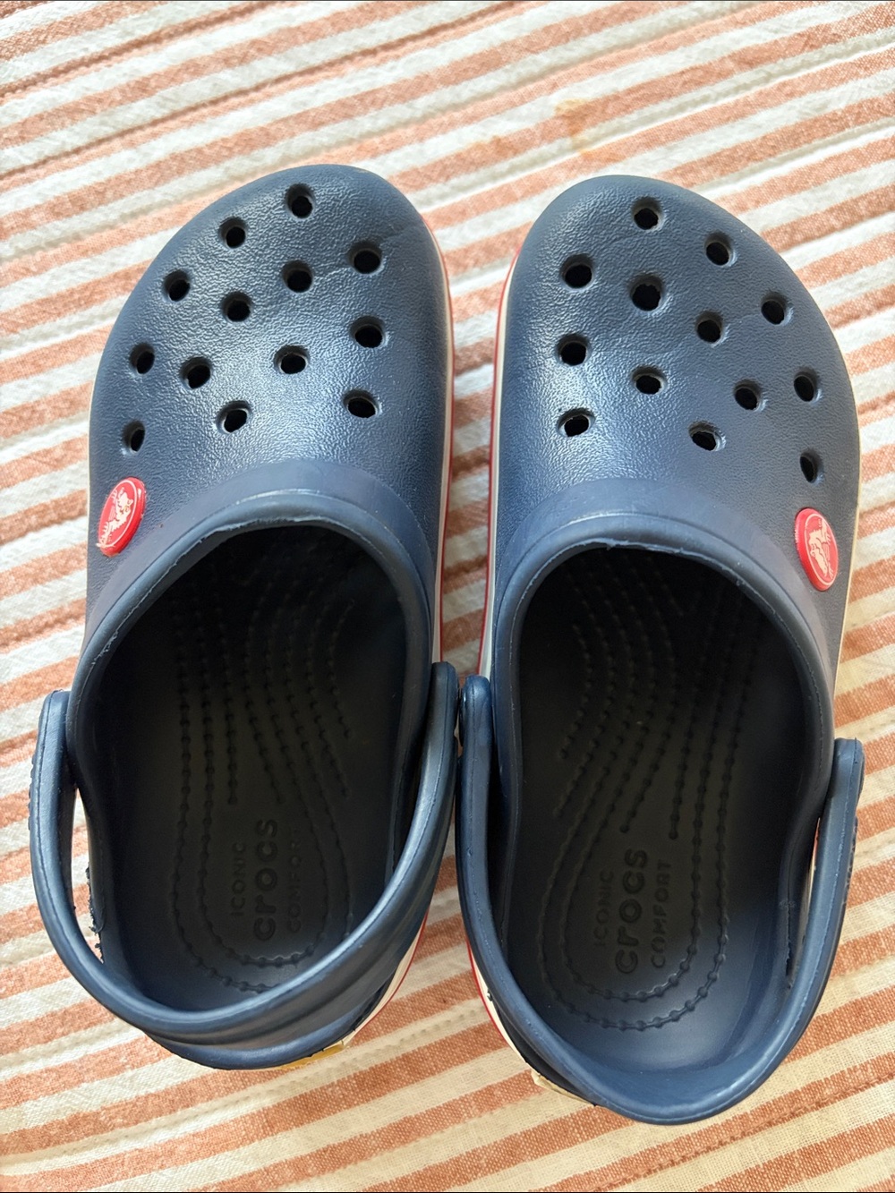 Kids Navy Blue crocs with Red Trim - toddler 11 ( c11) like new - Picture 4 of 6